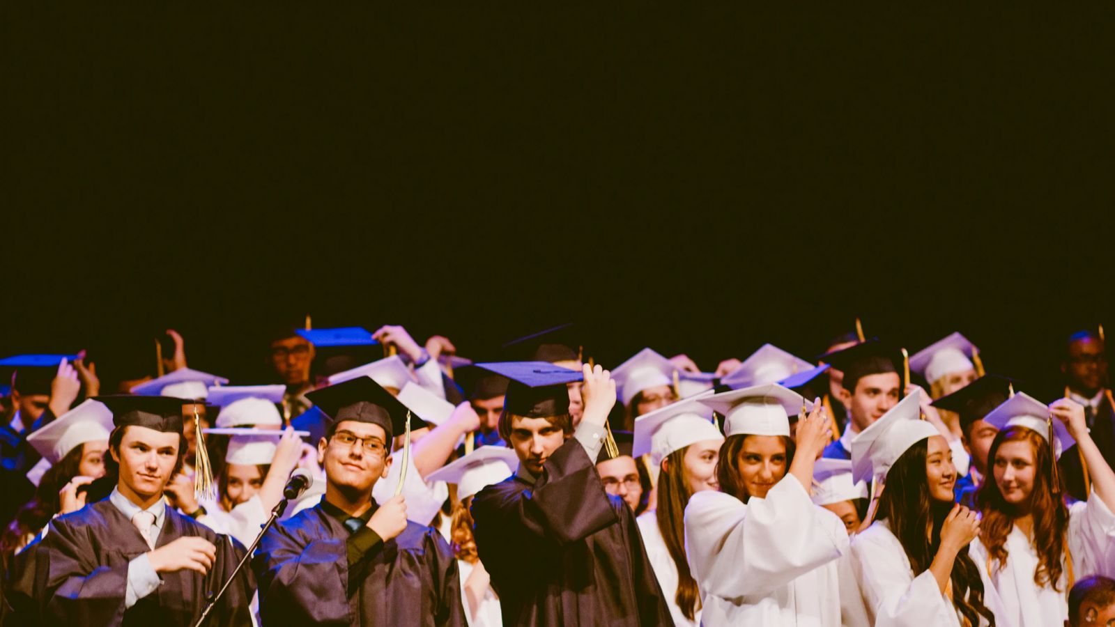 Une promotion d’étudiants en toge lors d’une remise de diplômes